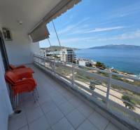 Balcony of a holiday apartment in Sarandë with a view of the sea and surroundings.