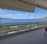 The balcony of the holiday apartment in Sarandë with a view of the sea and the surrounding landscape.