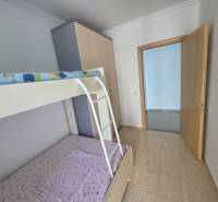 The children's room with a bunk bed in the holiday apartment has light walls and floors.