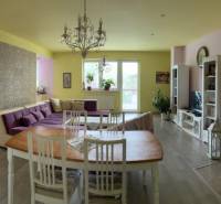 Living room with a dining area in a family house, a bright space with a fireplace.