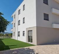Exterior of a 3-bedroom apartment in the city of Vodice with a green grassy yard.