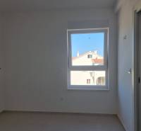 A room in a 4-room apartment with a view of the garden, bright walls, window.