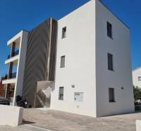 4-bedroom apartment in the city of Vodice with modern architecture and a parking space near the building.