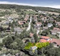 A view of family houses in Limbach surrounded by greenery and hills in the background.
