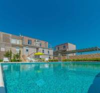 Recreational apartment in Povljana with a pool and sun loungers on Povljana Street.
