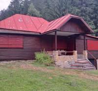 A recreational cottage and surroundings in Ružomberok at Nižné Matejkovo, in front of a dense forest.
