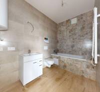 Bathroom in a 3-room apartment with a bathtub, sink, and wall-hung toilet.