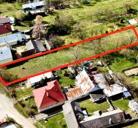 The construction of houses in Moravské Lieskové includes a plot of land bordered by a red line.