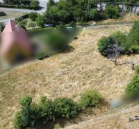 Building plots - housing in Banská Štiavnica on SNP, surrounded by grass and trees.