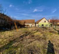 Buildings and an unmaintained plot in the production area on Hlavná Street in Kovarce.