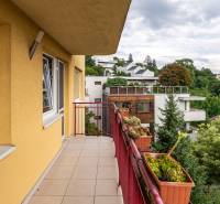 The balcony in the 4-room apartment on Guothova Street offers a view of the greenery in Kramáre.