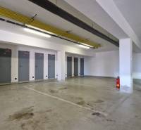Parking garage in a recreational apartment on Slavkovská Street, Nová Lesná with lockable storage rooms.