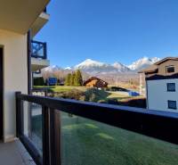 A balcony with a view of the Tatras in a Recreational Apartment on Slavkovská Street in Nová Lesná.