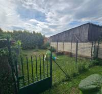 A garden at a 4-room apartment in Kočovce with a green lawn and a fence.