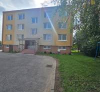 Exterior of a 4-room apartment in Kočovce, a three-story apartment building with greenery.