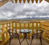 A balcony with a view of the mountains from a 2-room apartment in Veľká Lomnica.