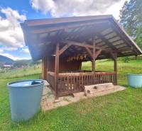 A gazebo on a residential plot in the village of Bodovce on Bodovce Street.