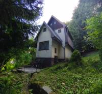A cabin in the forest in Kordíky, Banská Bystrica, surrounded by greenery and trees.