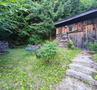 A wooden cottage surrounded by greenery in Kordíky, Banská Bystrica.