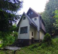 A cottage in Kordíky near Banská Bystrica surrounded by dense forest, ideal for relaxation.