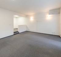 Living room in a family house with a carpet, air conditioning, and access to the terrace.