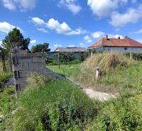 Land for sale in Jelšovce with grassy vegetation, proximity to construction. Residential plots.