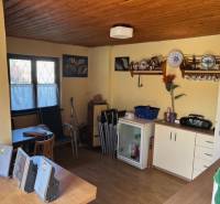 Room with older furniture, decorations, and flowers, suitable for real estate - living.