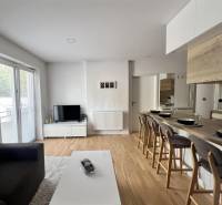 Living room in a 3-room apartment with a dining counter and access to the terrace.
