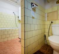 Bathroom in a 3-room apartment with yellow tiles, a bathtub, and a toilet.