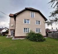 A family house with a landscaped garden, located in Turčianske Teplice, offers a 3-room apartment.