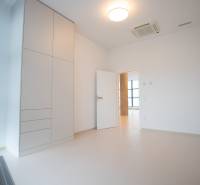 A bright room with a built-in wardrobe and air conditioning in a 4-room apartment.