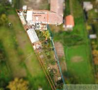Aerial view of the property and family house in Ľudovítová with a garden and buildings.
