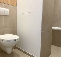 Bathroom with wall-hung toilet and tiles in a 4-room apartment.