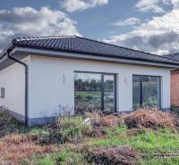 A family house in the suburbs of Slovenská Nová Ves with a garden and a white facade.