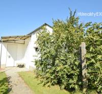 A family house in Hegyeshalom, a garden with greenery and a simple extension.