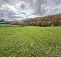 A garden surrounded by hills in Zbor in Púchov, ideal for living.