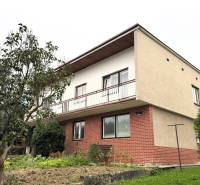 Dvojposchodový rodinný dom na ulici Vladina v Tvrdošíne s červeným obkladom fasády.