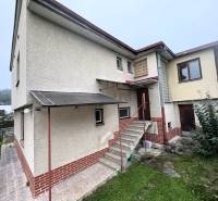 Rodinný dom na ulici Vladina v Tvrdošíne, so schodmi a terasou.