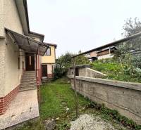 Rodinný dom na ulici Vladina v Tvrdošíne so schodmi a záhradným pozemkom.