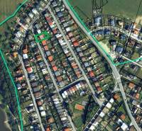 Letecký pohľad na lokalitu v Tvrdošíne, na ulici Vladina s rodinnými domami.