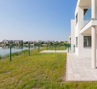 View of the water area near the house in Kittsee, Am Seepark with a terrace and garden.
