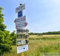 Tourist signs at the Small Cottage in Leváre indicate the direction to the surrounding nature and landmarks.