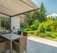 A terrace at a family house on Janka Matúška Street in Bánovce nad Bebravou with a view of the garden.