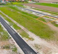 Lands - housing on Amadeho Kračany Street in the town of Kostolné Kračany with roads and greenery.