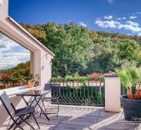 The terrace of the cottage in Bratislava - Devín with a view of the forest and greenery.