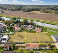 The plots - residential in Brodské border the river and surrounding fields, ideal for building a house.