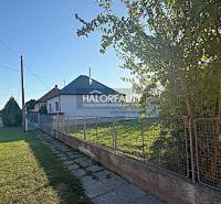 A peaceful street in Kameničná with family houses and green plots for living.