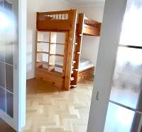 Children's room with a built-in bunk bed and flooring with a wood decor in a 4-room apartment.