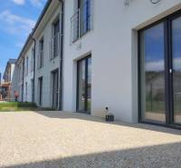 Row houses in Drienovská Nová Ves in Košice with a forecourt on the ground.