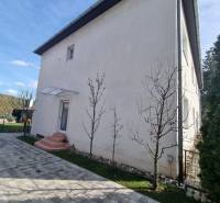 Exterior of the house with entrance and garden, suitable for a comfortable 3-room apartment.
